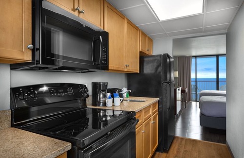 Myrtle Beach Resort | Beautiful Oceanfront Efficiency w/View + Official On-Site Rental Privileges