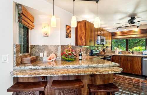 Kahaluu Bay House | 🏖️Beautiful Oceanfront | Air-Conditioned | Sleeps 6 | Walk to Beach