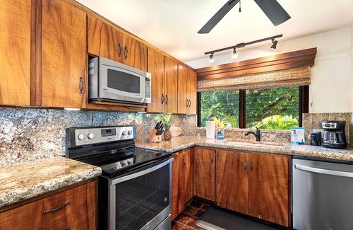 Kahaluu Bay House | 🏖️Beautiful Oceanfront | Air-Conditioned | Sleeps 6 | Walk to Beach