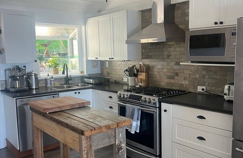 Davis Bay Cottage | Beautiful Oceanfront Cottage between Davis Bay and Sechelt