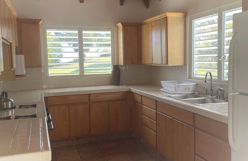 Half Moon Bay House | Beautiful Poolside Bungalow with Incredible Views. 5 mins to the beach!