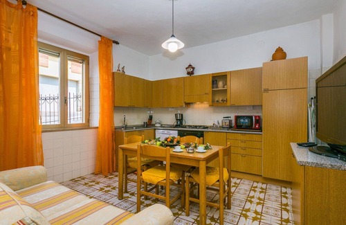 Montefollonico House | Beautiful private villa for 5 people with WIFI, A/C, TV, patio, pets allowed and panoramic view