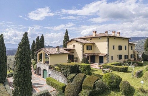 Massa e Cozzile Villa | Beautiful private villa with WIFI, hot tub, private pool, A/C, sauna, TV, patio and panoramic view