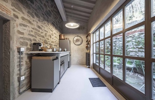 Loro Ciuffenna Villa | Beautiful private villa for 12 guests with WIFI, private pool, A/C, TV and patio