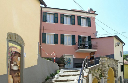 Valloria House | Beautiful private villa for 6 people with WIFI, TV, terrace, pets allowed and panoramic view