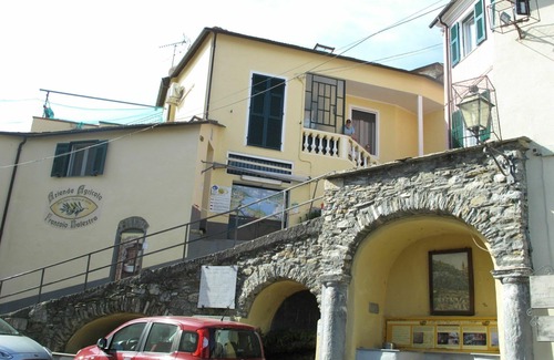 Valloria House | Beautiful private villa for 6 people with WIFI, TV, terrace, pets allowed and panoramic view