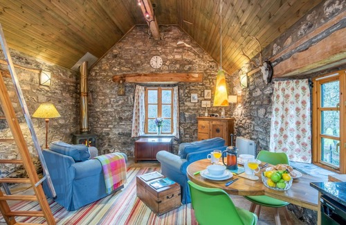 Invermoriston House | Beautiful private villa for 8 people with WIFI, TV, patio and panoramic view