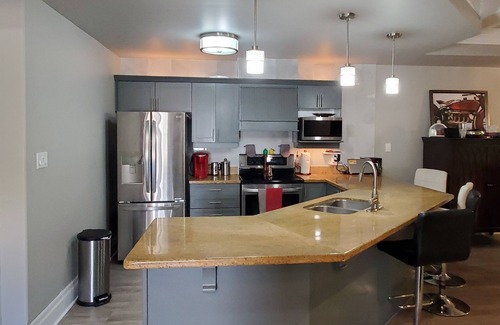 Collingwood House | Beautiful private 3 bed 4 bath condo/townhouse in Collingwood/Blue mountains.