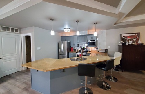 Collingwood House | Beautiful private 3 bed 4 bath condo/townhouse in Collingwood/Blue mountains.