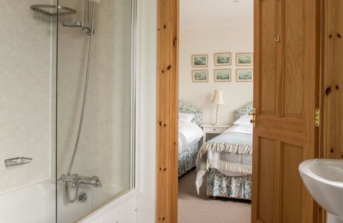 Dunvegan House | Beautiful private villa for 6 people with WIFI, TV, patio, pets allowed and parking