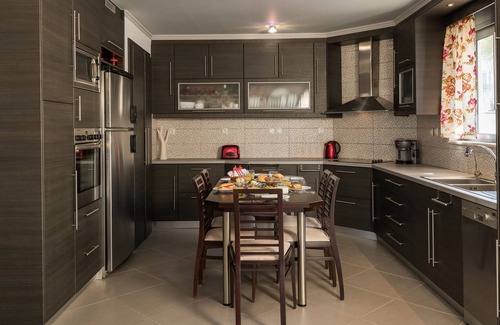 Galatas House | Beautiful Private Pool Villa with Gym, Parking and BBQ