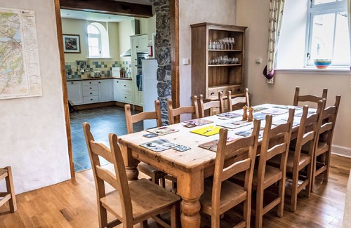 Glen Urquhart House | Beautiful private villa for 10 people with WIFI, TV, terrace and pets allowed