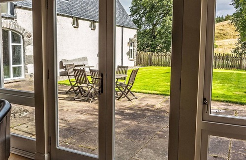 Glen Urquhart House | Beautiful private villa for 10 people with WIFI, TV, terrace and pets allowed