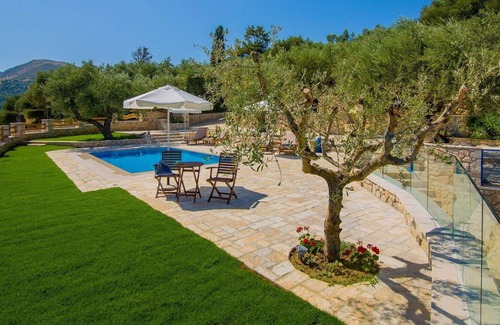 Porto Koukla Villa | Beautiful private villa for 6 guests with A/C, private pool, TV and parking