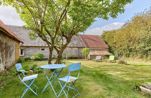 Surville House | Beautiful private villa for 4 guests with WIFI, TV and pets allowed