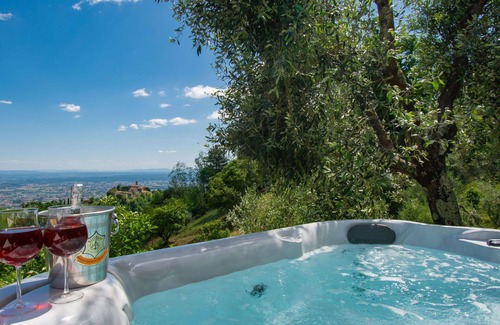 Macchino House | Beautiful private villa for 6 guests with hot tub, WIFI, private pool, TV, patio and pets allowed