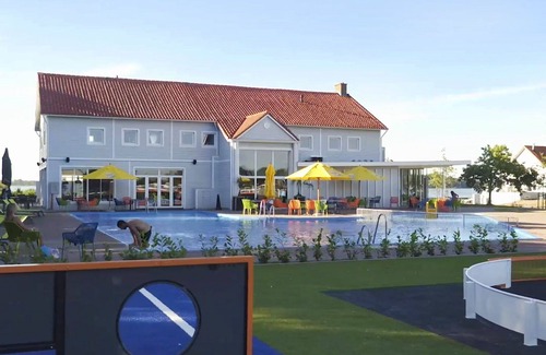 Nunspeet House | Beautiful private villa for 4 guests with WIFI, pool, TV and terrace