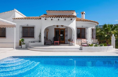 Arnella Villa | Beautiful private villa for 10 guests with A/C, WIFI, private pool, TV, patio and parking