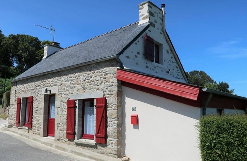 Plouider House | Beautiful private villa for 4 guests with WIFI, TV, terrace and pets allowed