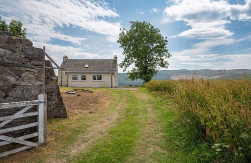 Balnain House | Beautiful private villa for 4 guests with TV, patio, pets allowed and panoramic view