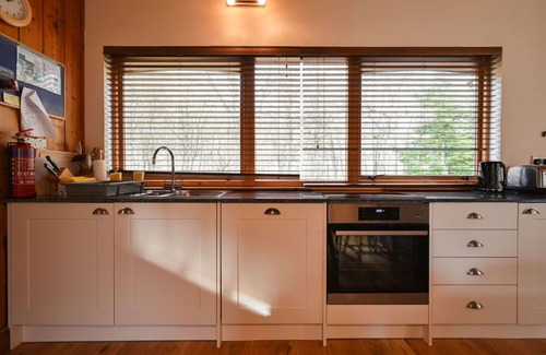 Beauly House | Beautiful private villa for 4 people with WIFI, hot tub, TV and pets allowed