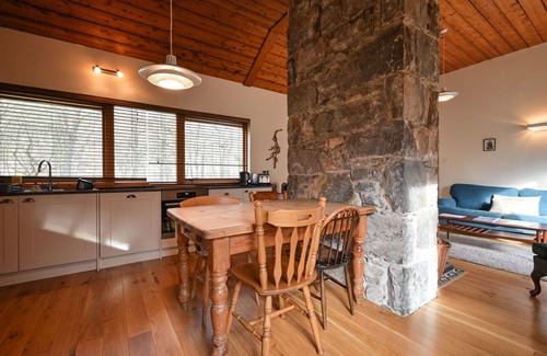 Beauly House | Beautiful private villa for 4 people with WIFI, hot tub, TV and pets allowed