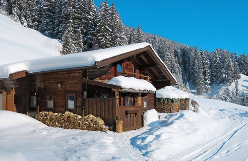 Hippach House | Beautiful private villa for 13 guests with WIFI, TV, terrace and pets allowed