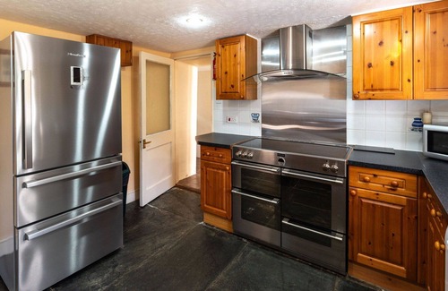 Fivelanes House | Beautiful private villa for 9 guests with WIFI, hot tub, TV, patio and pets allowed