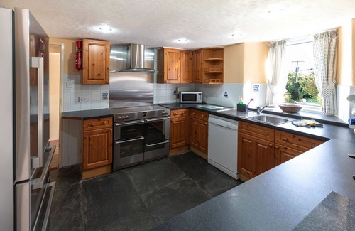 Fivelanes House | Beautiful private villa for 9 guests with WIFI, hot tub, TV, patio and pets allowed
