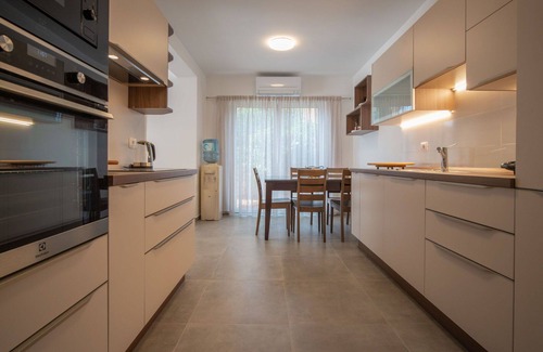 Cunski House | Beautiful private villa for 12 people with hot tub, A/C, WIFI, TV and patio
