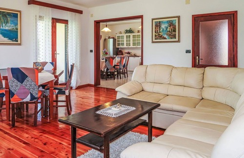 Pican House | Beautiful private villa for 10 people with WIFI, private pool, A/C, TV, terrace and pets allowed