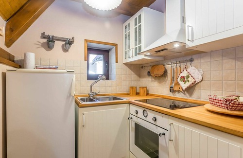 Lic House | Beautiful private villa for 4 people with hot tub, WIFI, A/C, TV and terrace