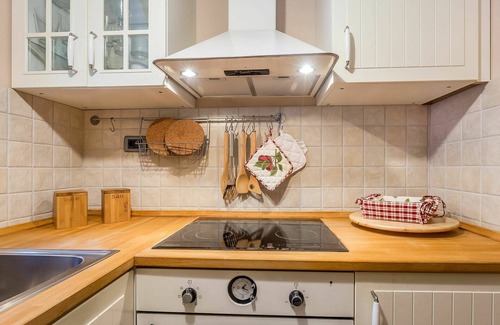 Lic House | Beautiful private villa for 4 people with hot tub, WIFI, A/C, TV and terrace