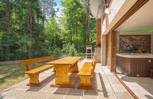 Lic House | Beautiful private villa for 4 people with hot tub, WIFI, A/C, TV and terrace