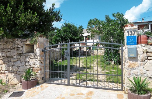 Posedarje House | Beautiful private villa for 5 people with WIFI, A/C, TV, terrace and pets allowed