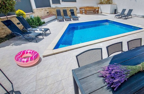 Pridraga House | Beautiful private villa for 10 people with WIFI, private pool, A/C, TV, patio and pets allowed