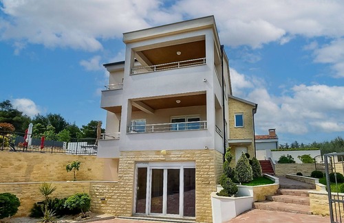 Pridraga House | Beautiful private villa for 10 people with WIFI, private pool, A/C, TV, patio and pets allowed
