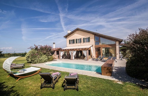 Ca' Pirami Villa | Beautiful private villa with A/C, hot tub, WIFI, private pool, TV, pets allowed and panoramic view