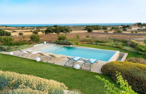 Modica Villa | Beautiful private villa with hot tub, sauna, WIFI, private pool, A/C, TV, terrace and parking