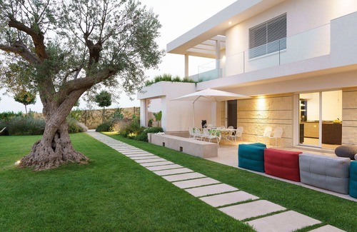 Modica Villa | Beautiful private villa with hot tub, sauna, WIFI, private pool, A/C, TV, terrace and parking