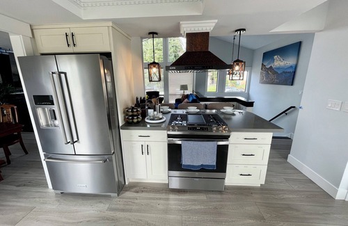 Brighton House | Beautiful relaxing home 4BR/3BA -AC-near Light Rail