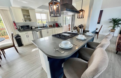 Brighton House | Beautiful relaxing home 4BR/3BA -AC-near Light Rail