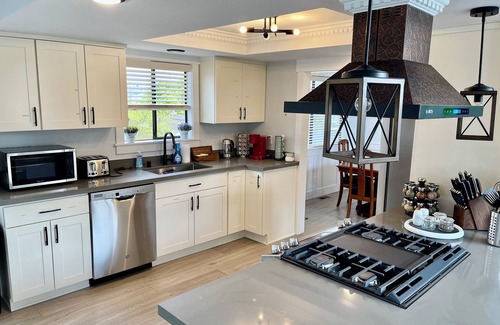 Brighton House | Beautiful relaxing home 4BR/3BA -AC-near Light Rail