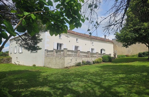 Moulidars Cottage | Beautiful residence in CharentePoitou in the middle of the vineyards.