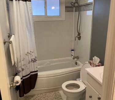 Ottawa Division House | Beautiful Room,23