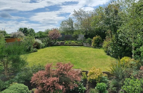 Linlithgow Cottage | Beautiful Scottish country garden cottage near Edinburgh with countryside views