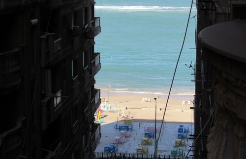 Al-Muntazah Apartment | Beautiful sea side view near Montaza Palace and Miami Beach + local shopping
