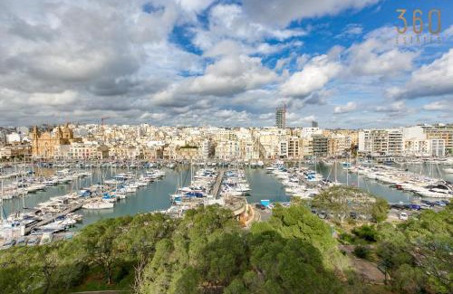 Pieta Apartment | Beautiful seafront home with private balcony & BBQ by 360 Estates