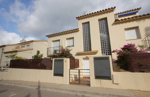 Llanca Apartment | Beautiful seaside apartment in quiet neighborhood
