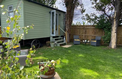 Newmarket Apartment | Beautiful shepherd’s hut
